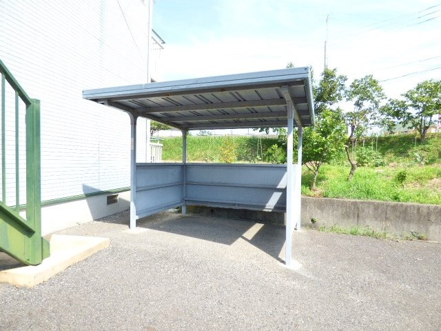 メゾン常盤のその他共用部分|屋根付きの駐輪場がありますので、通勤・通学自転車派の人でも安心。