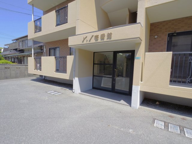 Ｙ・Ｉ壱番館のエントランス|建物入り口が中央にあり、郵便受けや階段は屋内にあります。