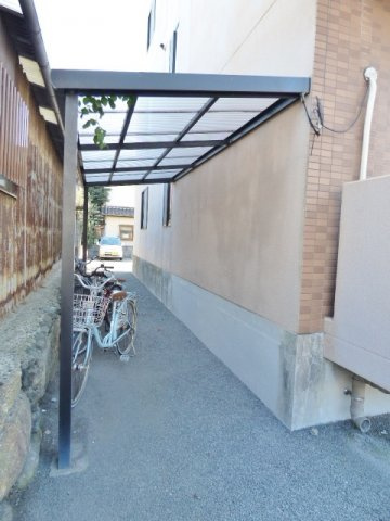 Ｙ・Ｉ壱番館のその他共用部分|建物向かって右側に屋根付きの駐輪場があります。
