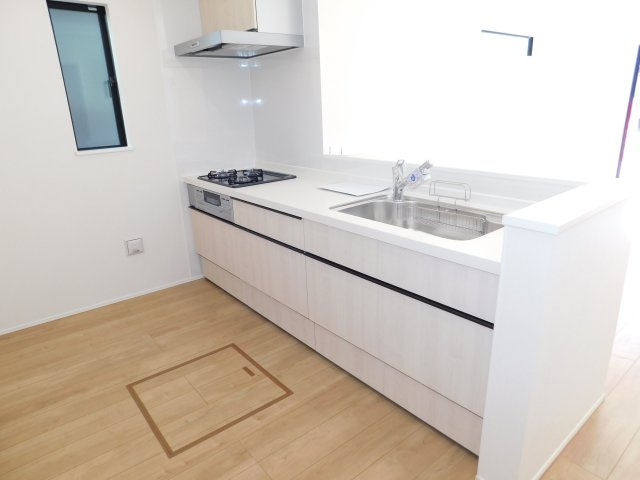 あま市七宝町川部屋敷代の新築一戸建のキッチン|◇キッチン◇　　人気の対面式・人造大理石トップシステムキッチン・浄水器一体型水栓・静音仕様シンク・Sｉセンサーコンロ（３口）・前面コンセント完備・床下収納庫など