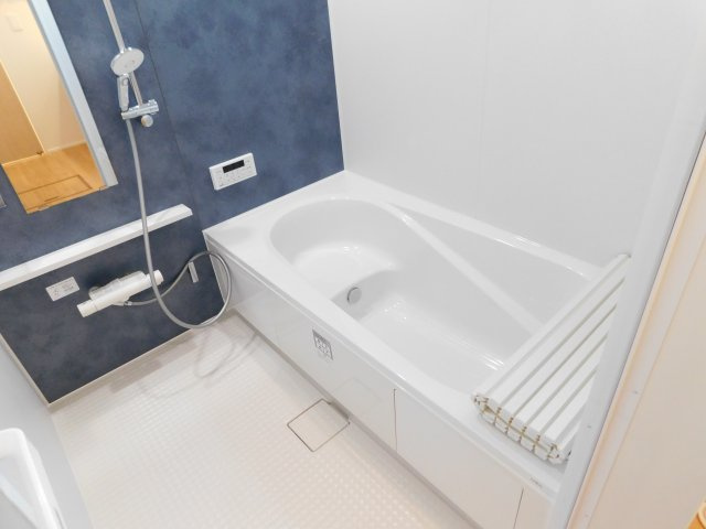 あま市七宝町川部屋敷代の新築一戸建の浴室|◇浴室◇　　広い１坪サイズ・浴室乾燥機・追い焚き機能付・断熱浴槽・ベンチ浴槽・クリーンフロア・スライドバーシャワー・オートバス・バリアフリーバス・浴室窓あり