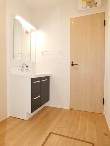 あま市七宝町川部屋敷代の新築一戸建の独立洗面台|◇洗面室◇　　三面鏡シャワードレッサー　くもり止め仕様　