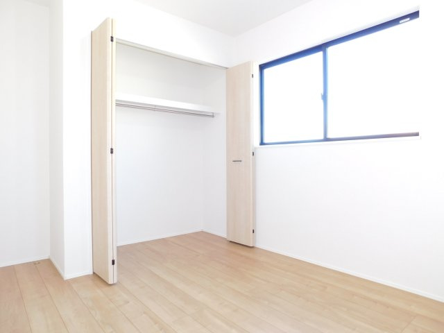 あま市七宝町川部屋敷代の新築一戸建の洋室|◇洋室◇　　明るい洋室５．２帖　全居室収納完備！