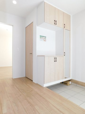 あま市七宝町川部屋敷代の新築一戸建の玄関|◇玄関収納◇　　家族の履物がしっかり片付く可動棚の収納付き♪　