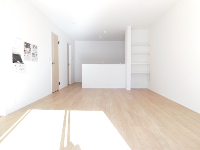 あま市七宝町川部屋敷代の新築一戸建の居間・リビング|◇リビング◇　　南面で明るく広いリビング１８．０帖　リビングや庭の様子が見渡せる対面キッチン♪