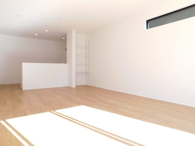 あま市七宝町川部屋敷代の新築一戸建の居間・リビング|◇リビング◇　　南面で明るく広いリビング１８．０帖　キッチン前面にはシェルフ付き♪