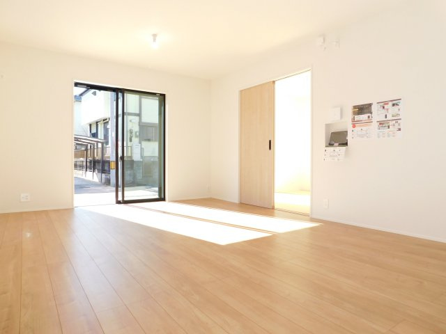 あま市七宝町川部屋敷代の新築一戸建の居間・リビング|◇リビング◇　　南面で明るく広いリビング１８．０帖  和室と続き間で２２．５帖の広々空間になります♪