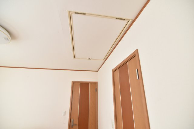 屋根裏収納