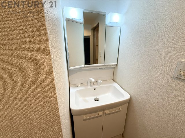 収納棚付きで使い勝手のいい洗面台です☆
