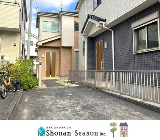 【外観】 | 4LDKの再生住宅が月々6万円台～登場♪縦P２台ゆったり駐車可能！
近隣には、コンビニやスーパーなど点在し、生活に便利な周辺環境にございます。