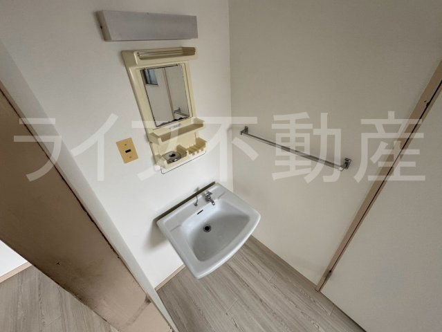 メゾン東花園の洗面所|明るい洗面所です