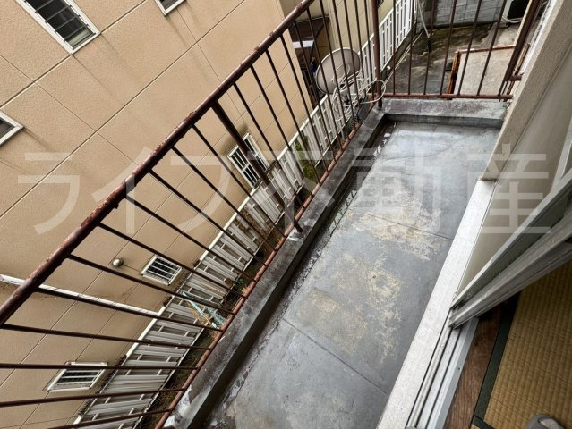 メゾン東花園のバルコニー|外からの目が気にならないバルコニーで洗濯物が干せます