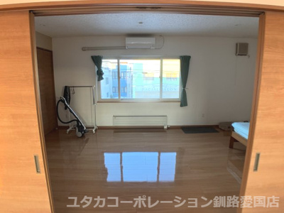 【洋室】 | 新栄町9-10事務所兼住宅 | リビング横の壁一面のたっぷり収納の付いた洋室です♪