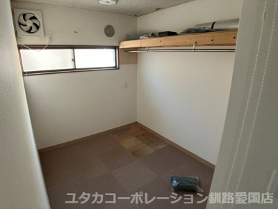 【収納】 | 新栄町9-10事務所兼住宅 | 収納力バツグンの納戸。窓付きで明るさ、換気の機能もあります。