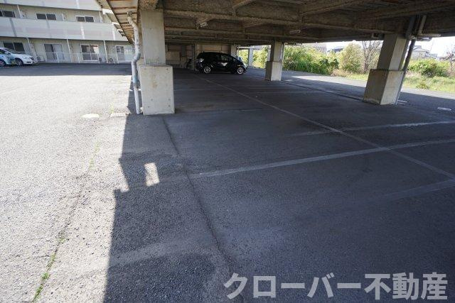グランシャトー青山北棟の駐車場