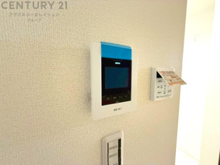 訪問者が来たときにテレビ画面で確認できるため、安心してドアを開けられます。録画機能があるものもあり、留守中に来訪者を記録しておくことができます。利便性が高く、セキュリティ面でも安心です。