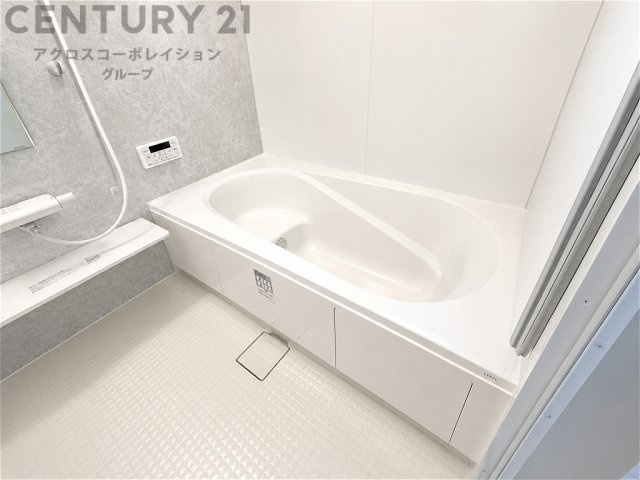 ユニットバスは省スペースでありながら、シンプルな設計と使いやすさを備え、簡便なメンテナンスが可能です。またミラー・小物置き場もあり便利です。
