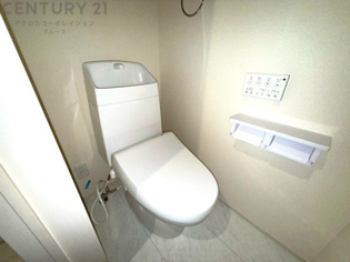 温水洗浄便座付トイレは温水洗浄機能により、暖かい水でおしりを洗浄することができ、冷たい水を使う従来の便座に比べ、温水洗浄機能で暖かいトイレを提供し、快適な使用を可能にします。