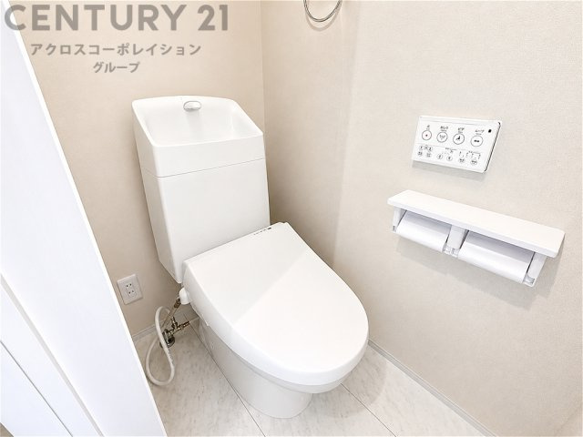 温水洗浄便座付トイレは温水洗浄機能により、暖かい水でおしりを洗浄することができ、冷たい水を使う従来の便座に比べ、温水洗浄機能で暖かいトイレを提供し、快適な使用を可能にします。