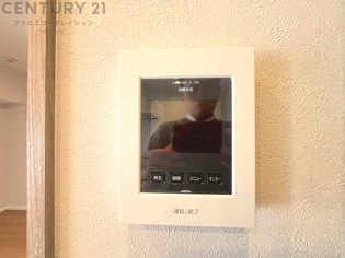 訪問者が来たときにテレビ画面で確認できるため、安心してドアを開けられます。録画機能があるものもあり、留守中に来訪者を記録しておくことができます。利便性が高く、セキュリティ面でも安心です。