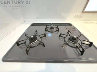 多数の調理器具を同時に使用でき、料理の効率化が可能。省エネで節約になり、様々な料理スタイルに適応できます。また、火力調整が独立しており、手入れや掃除もしやすく、今よりもっとお料理が楽しくなるかも。