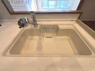 浄水機能付キッチン水栓は、飲み水や調理水の品質を向上させ、健康と安全をサポートします。便利な直飲みや炊飯用水として利用でき、ボトル水の買い物やストックの必要がなくなります。
