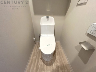 温水洗浄便座付トイレは温水洗浄機能により、暖かい水でおしりを洗浄することができ、冷たい水を使う従来の便座に比べ、温水洗浄機能で暖かいトイレを提供し、快適な使用を可能にします。