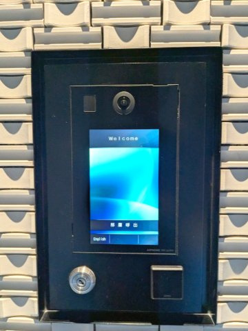 BRANSIESTA上野のセキュリティ|モニター付オートロックは鍵をかざすだけでスムーズにオープンします