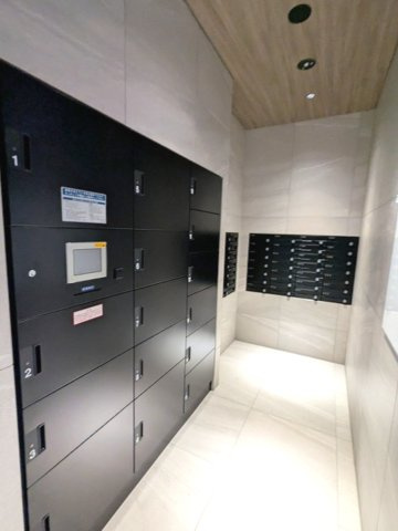 BRANSIESTA上野のエントランス|宅配BOXです