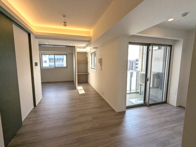 BRANSIESTA上野の居間・リビング|インターネット無料、ペット可、角部屋、洋室の隣にデスクワーク可能なDENスペース付、エアコン2台付、取り外し可能な室内物干し設備付きです、上層階は日当たり眺望良好です