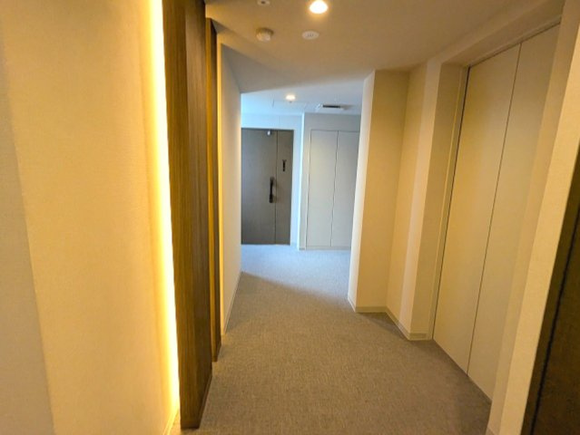 BRANSIESTA上野の設備|絨毯張りの内廊下で清潔で雨に濡れません