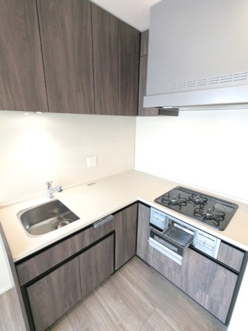 BRANSIESTA上野の設備|グリル付ガス3口システムキッチン、シンクにプレート付で料理しやすいです、豊富なシステム収納