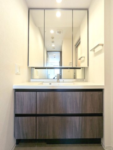 BRANSIESTA上野の設備|トイレと独立した洗面室、3面鏡付ハンドシャワー付洗面台、洗面台下にヘルスメーターストックスペースあります