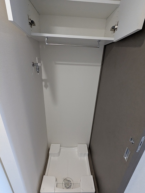 BRANSIESTA上野の設備|洗面室の洗濯機置場は排水溝のお手入れがし易い様に中央手前に配置し、足高の防水パンです