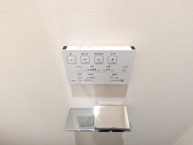 BRANSIESTA上野の設備|洗面室と独立した温水洗浄便座、ペーパーホルダーにスマホストレージ付き便利です