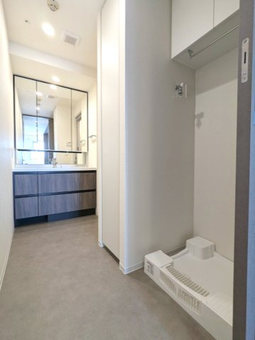 BRANSIESTA上野の洗面所|トイレと独立した洗面室、3面鏡付ハンドシャワー付洗面台、洗面台下にヘルスメーターストックスペースあります、洗面室の洗濯機置場は排水溝のお手入れがし易い様に中央手前に配置し、足高の防水パンです