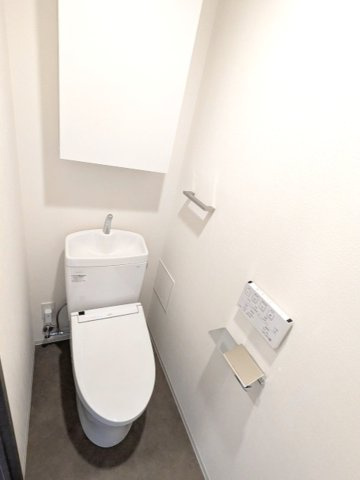 BRANSIESTA上野のトイレ|洗面室と独立した窓付の温水洗浄便座、ペーパーホルダーにスマホストレージ付き便利です