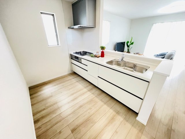豊田市畝部東町2期　新築分譲住宅　全2棟　A号棟のキッチン|広いシステムキッチンでお子様と一緒にお料理もできます。