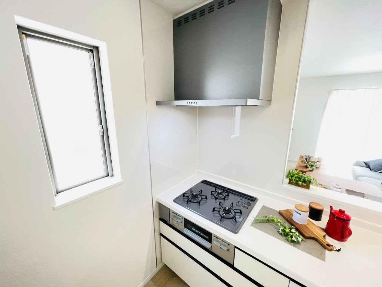 豊田市畝部東町2期　新築分譲住宅　全2棟　A号棟のキッチン|便利な3口コンロ。