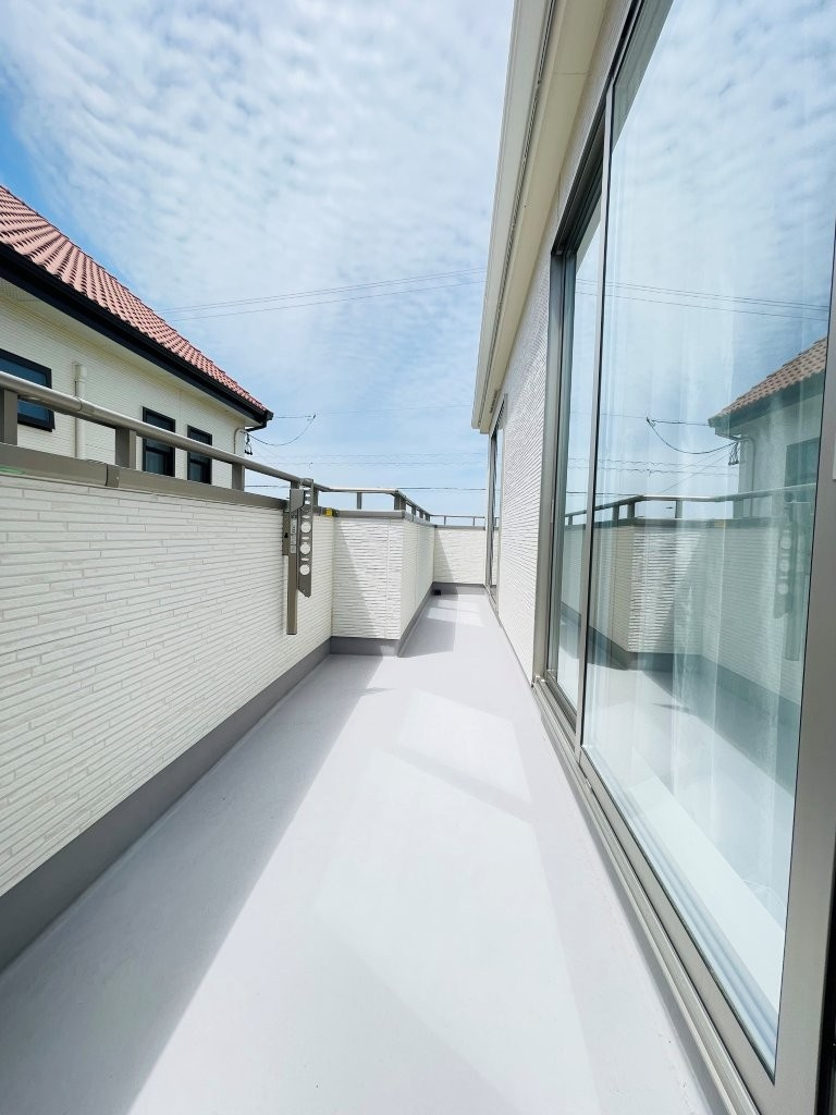 豊田市畝部東町2期　新築分譲住宅　全2棟　A号棟のバルコニー|日当たりの良いバルコニーには洗濯物がたくさん干せます♪