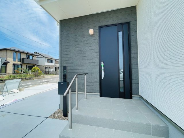 豊田市畝部東町2期　新築分譲住宅　全2棟　A号棟の玄関|玄関ポーチがあるので、雨の日でも濡れることがなくドアの開け閉めができます。