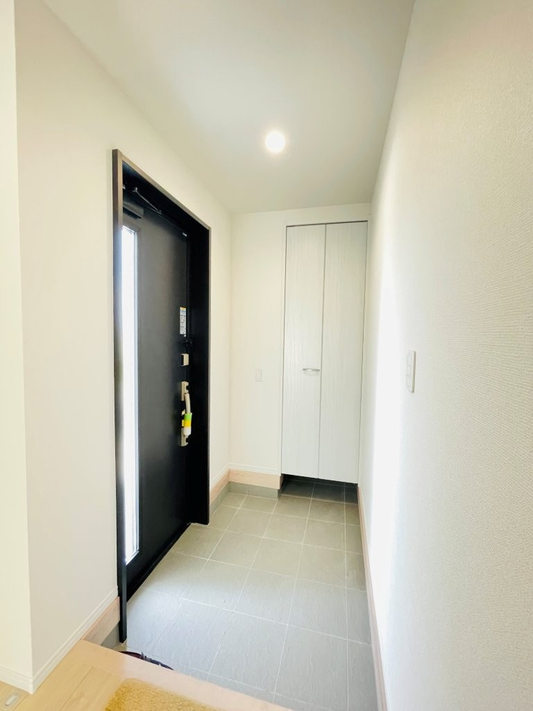 豊田市畝部東町2期　新築分譲住宅　全2棟　A号棟の玄関|大容量のシューズボックス付きで玄関が靴で散らかりません。