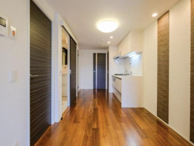 【居間・リビング】 | カーサ常盤台 | 陽光浴びる外観がシンプルな外観をより際立たせ、人々の記憶に存在感を植え付けます。