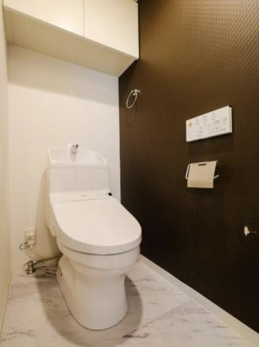 【トイレ】 | カーサ常盤台 | 白を基調とした清潔感があるトイレ。温水洗浄便座付きです。