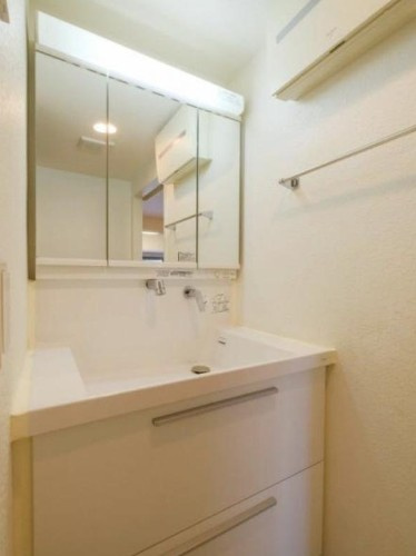 【独立洗面台】 | カーサ常盤台 | 身だしなみチェックや歯磨きなど、朝の慌ただしい時間でも余裕とゆとりを感じられる。