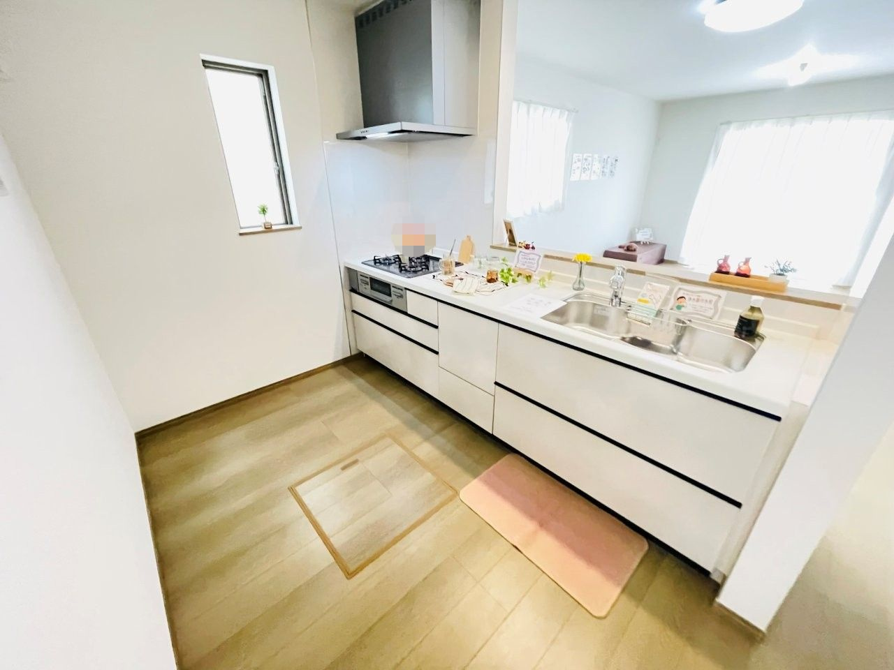 豊田市畝部東町2期　新築分譲住宅　全2棟　B号棟のキッチン|広いシステムキッチンでお子様と一緒にお料理もできます。