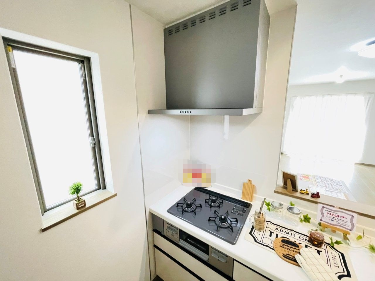 豊田市畝部東町2期　新築分譲住宅　全2棟　B号棟のキッチン|便利な3口コンロ。