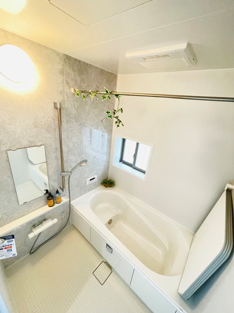 豊田市畝部東町2期　新築分譲住宅　全2棟　B号棟の浴室|１坪タイプのユニットバス！浴槽は断熱材入りでお湯が冷めにくいです♪浴室乾燥機で梅雨の時期は洗濯物を乾かせます！
