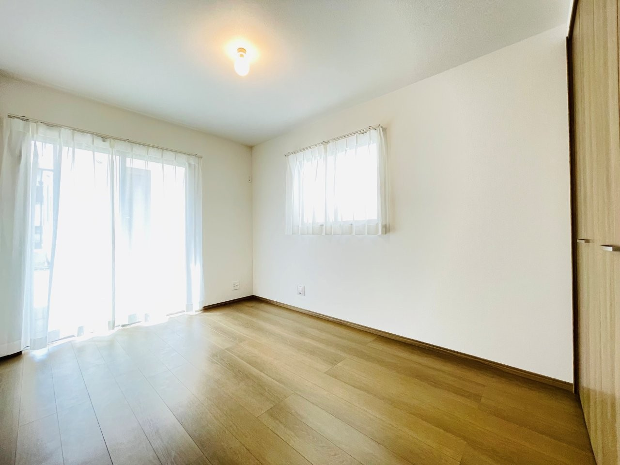 豊田市畝部東町2期　新築分譲住宅　全2棟　B号棟の洋室|リビングに隣接した居室は、家事スペースやキッズスペースとしても活躍します！収納も完備。