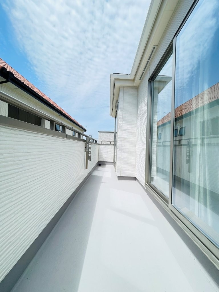豊田市畝部東町2期　新築分譲住宅　全2棟　B号棟のバルコニー|日当たりの良いバルコニーには洗濯物がたくさん干せます♪